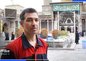 محمد حسن‌پور، مسئول بخش امور نظافت لوازم در ارتفاع و لوسترهای حرم