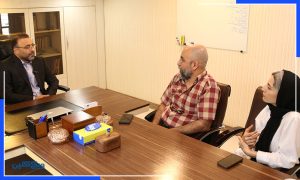 مهندس مهدیه نصیری (مدیر کیفیت شرکت ابراهیم)، احمد شاهوند (سردبیر ماهنامه ویکی‌کلین) در گفت و گو با مهندس محسن مداحی، مدیرعامل آزمایشگاه آروین آزما سرمد